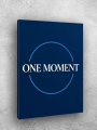 Holstga bosilgan poster &amp;quot;ONE MOMENT&amp;quot;