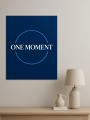 Holstga bosilgan poster &amp;quot;ONE MOMENT&amp;quot;