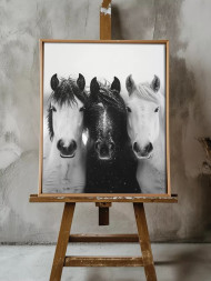 Holstga bosilgan poster &quot;Qor yog‘ayotgan uch ot&quot;