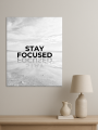 Holstga bosilgan poster &amp;quot;STAY FOCUSED&amp;quot;