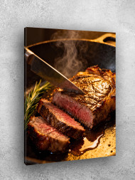 Holstga bosilgan poster &quot;Qizib turgan steyk tovada&quot;