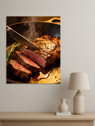 Holstga bosilgan poster &quot;Qizib turgan steyk tovada&quot;